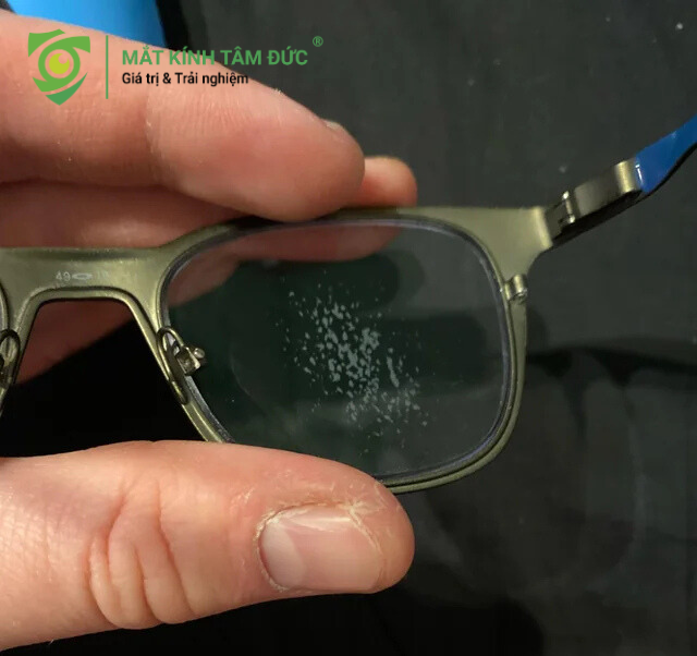 Dấu hiệu cho thấy tròng kính của bạn đã bị hỏng do dùng cồn lau mắt kính là nổ tròng kính