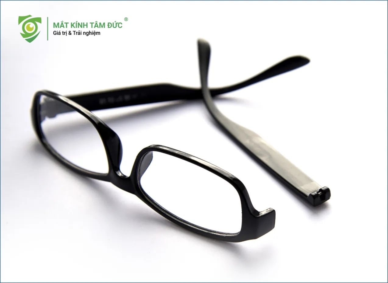 iệc dùng gọng kính cũ lắp tròng mới đối với gọng nhựa cứng sau một thời gian dài tiếp xúc với mồ hôi và ánh nắng sẽ bị "lão hóa", trở nên giòn và dễ gãy