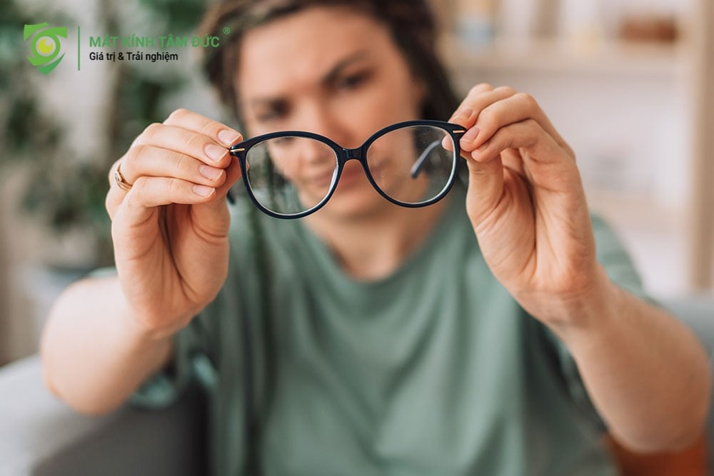 Dùng gọng kính cũ lắp tròng mới được không? Những lưu ý quan trọng bạn cần biết