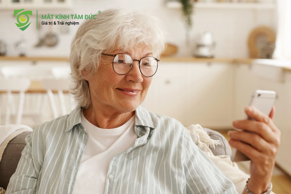 Có nên đeo kính cận khi dùng điện thoại để tránh tăng độ cận