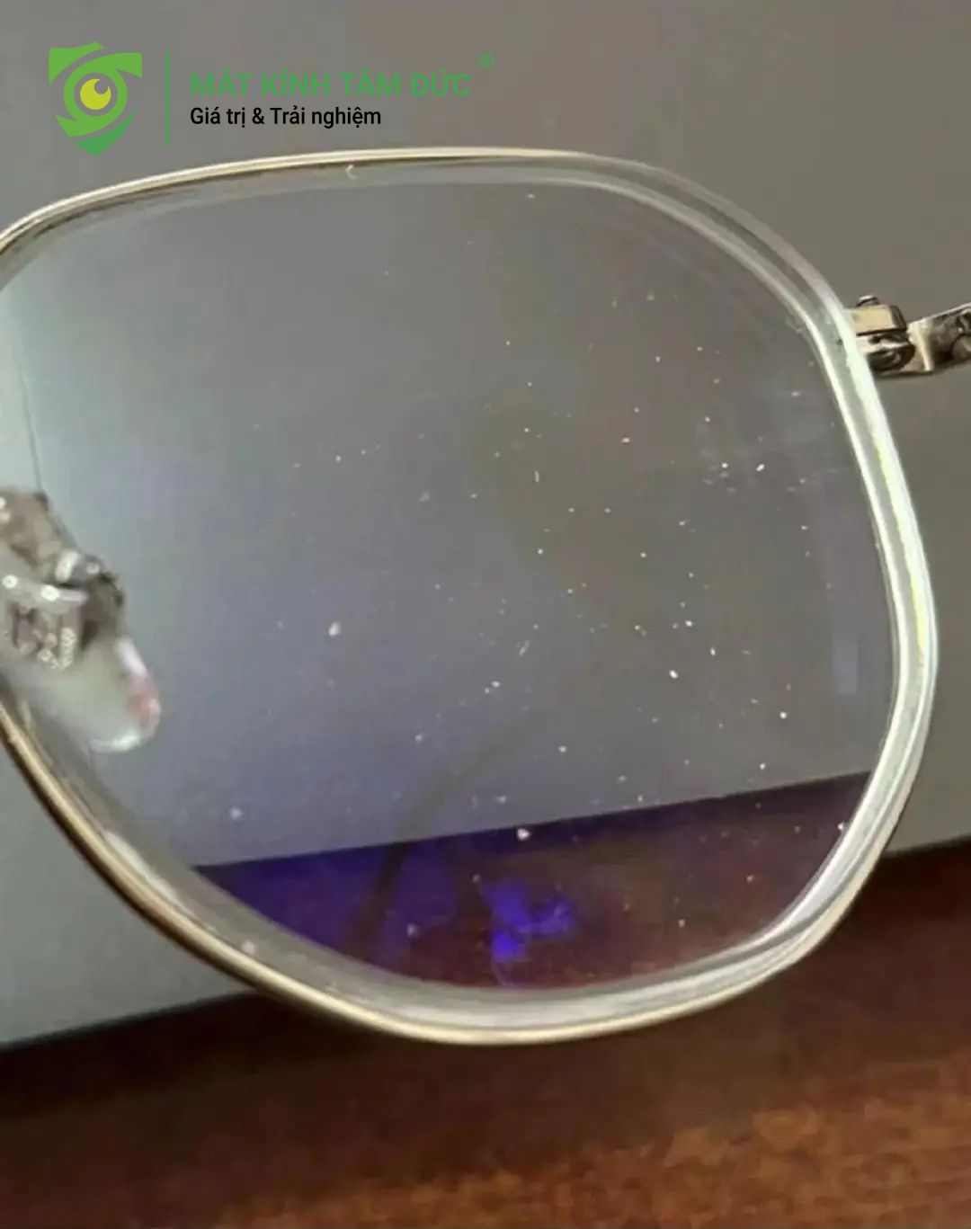 Trong quá trình tán phấn mắt hoặc phủ bột, các hạt bụi mịn li ti rất dễ rơi và bám chặt vào bề mặt tròng kính làm mờ tầm nhìn ngay lập tức mà còn tiềm ẩn rủi ro