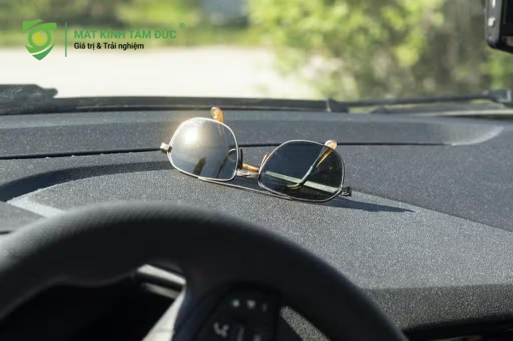 Không để kính trong cốp xe hoặc nơi có nhiệt độ cao