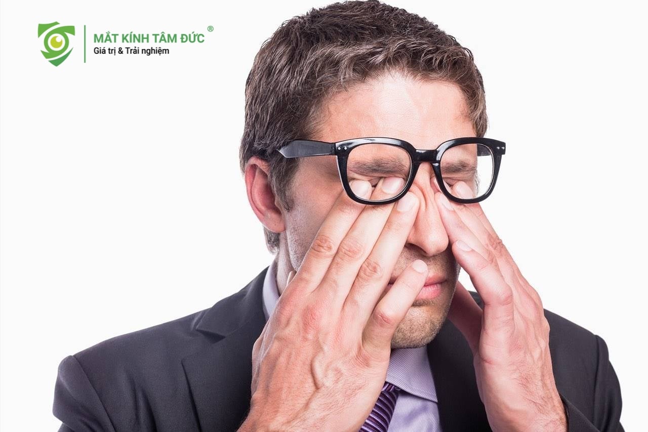 Không dùng tay dụi mắt trực tiếp