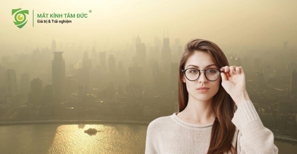 để chống bụi bay vào mắt khi ra đường chúng ta nên đeo kính để ngăn ngừa bụi bay vào