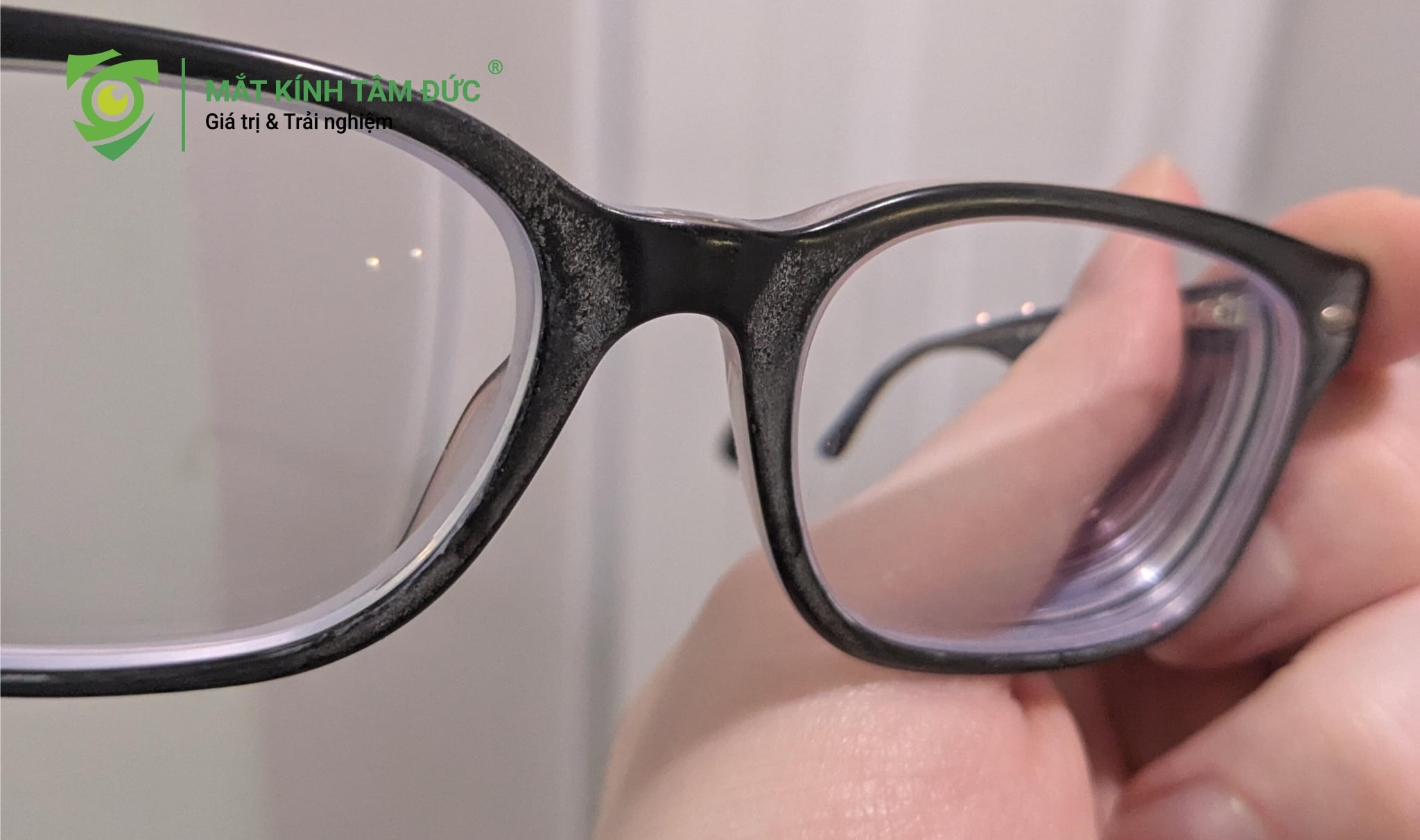 dùng cồn lau mắt kính làm giòn gọng kính và xỉn màu thẩm mỹ