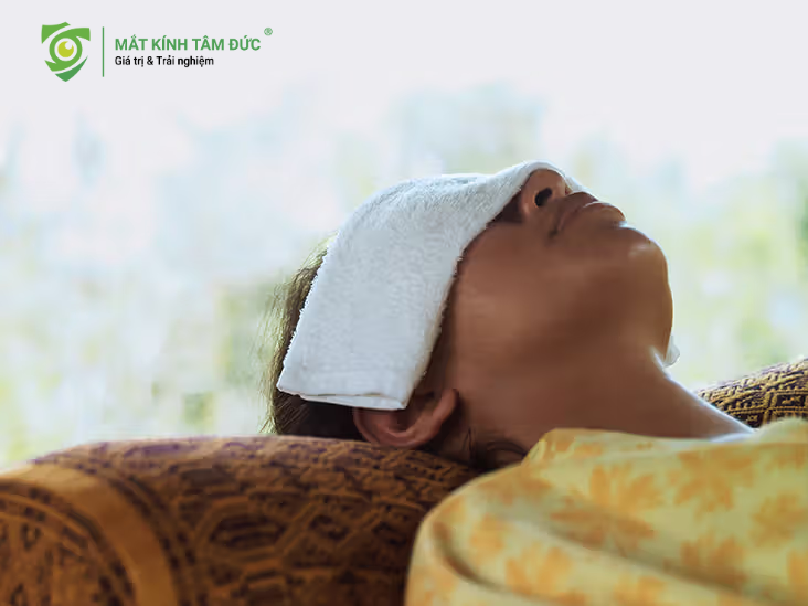 Liệu pháp chườm ấm thư giãn để tránh tình trạng chảy nước mắt sống