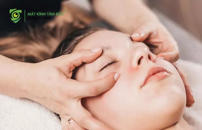 Cách phục hồi thị lực nhanh chóng sau khi khóc massage nhẹ nhàng vùng hốc mắt