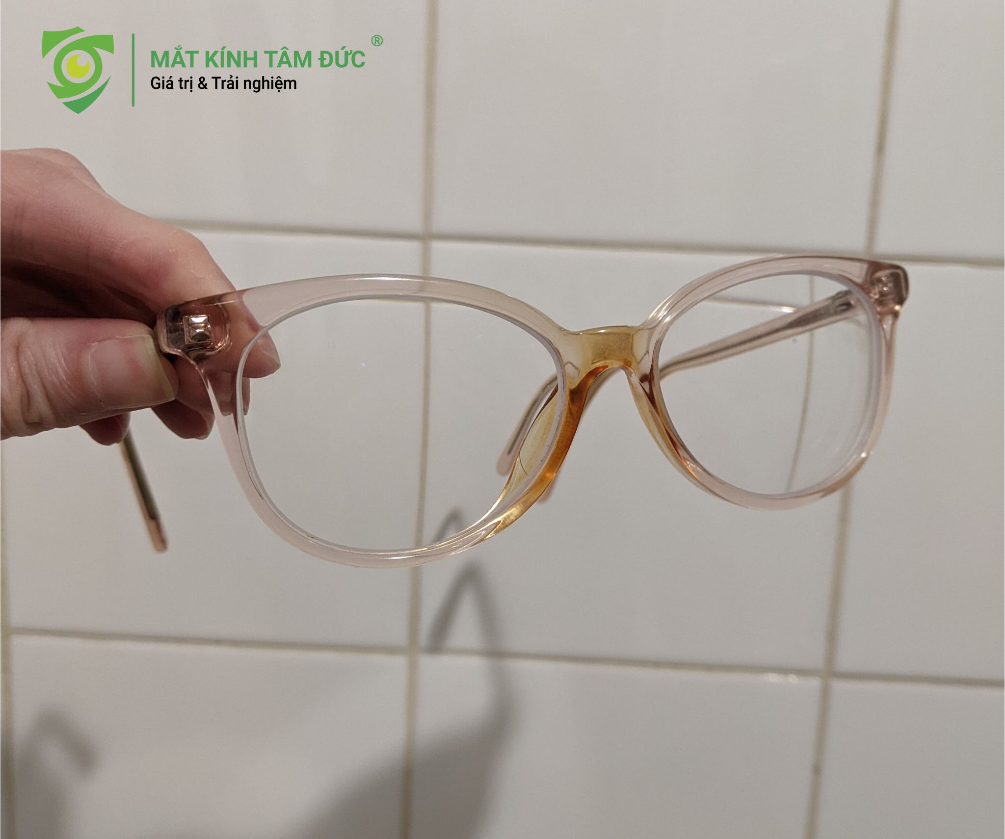 Mắt kính bị ố vàng vào lõi gọng kính