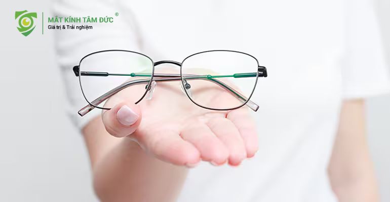 Nâng cấp bộ đôi Gọng kính & Tròng kính tiêu chuẩn khi khóc xog sử dụng điện thoại sẽ gây hại mắt