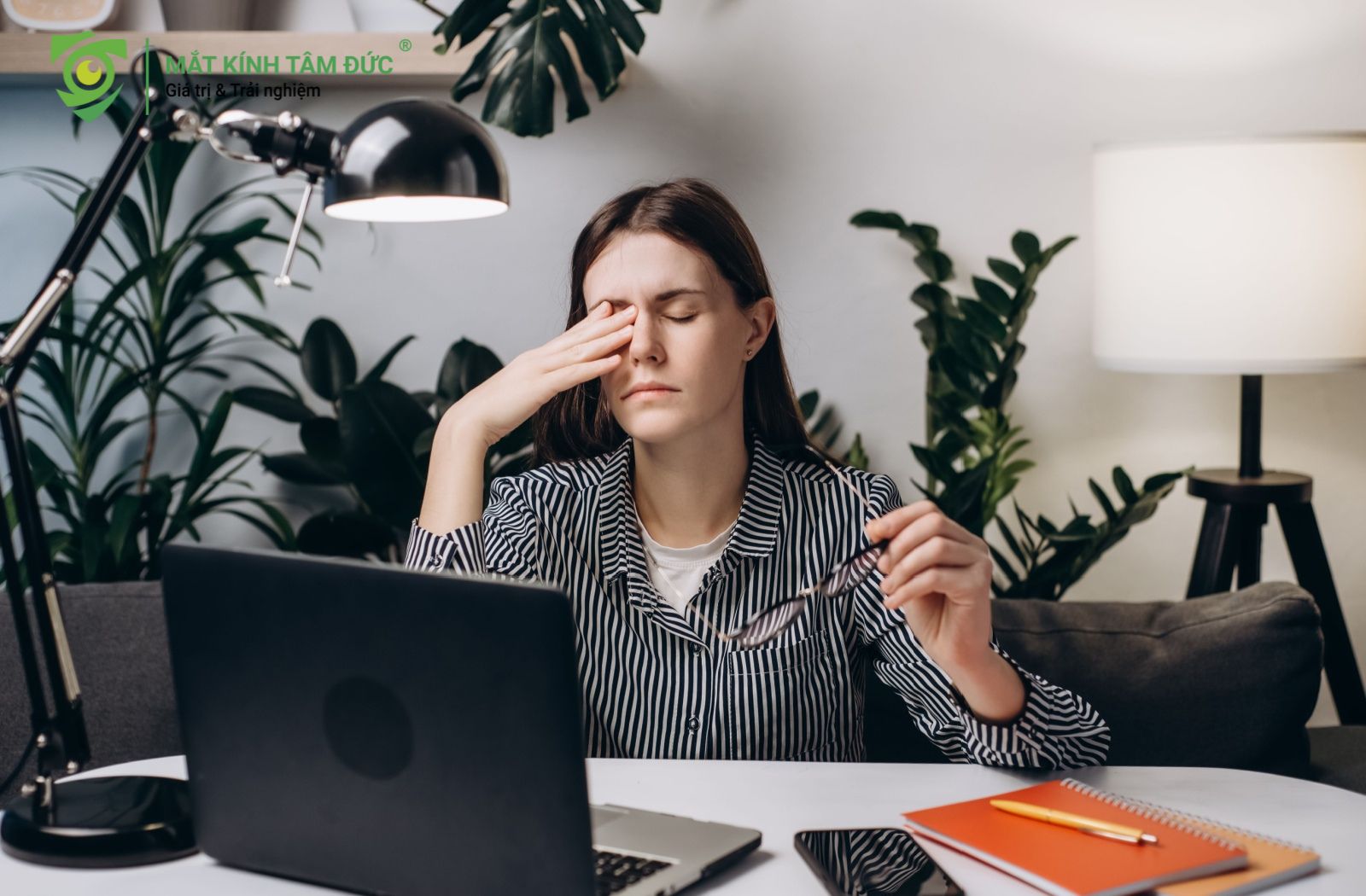 nguyên nhân gây Cận thị do thói quen ngồi nhìn điện thoại quá lâu và ánh sáng xanh phát ra từ điện thoại và máy tính làm ảnh hưởng đến mắt