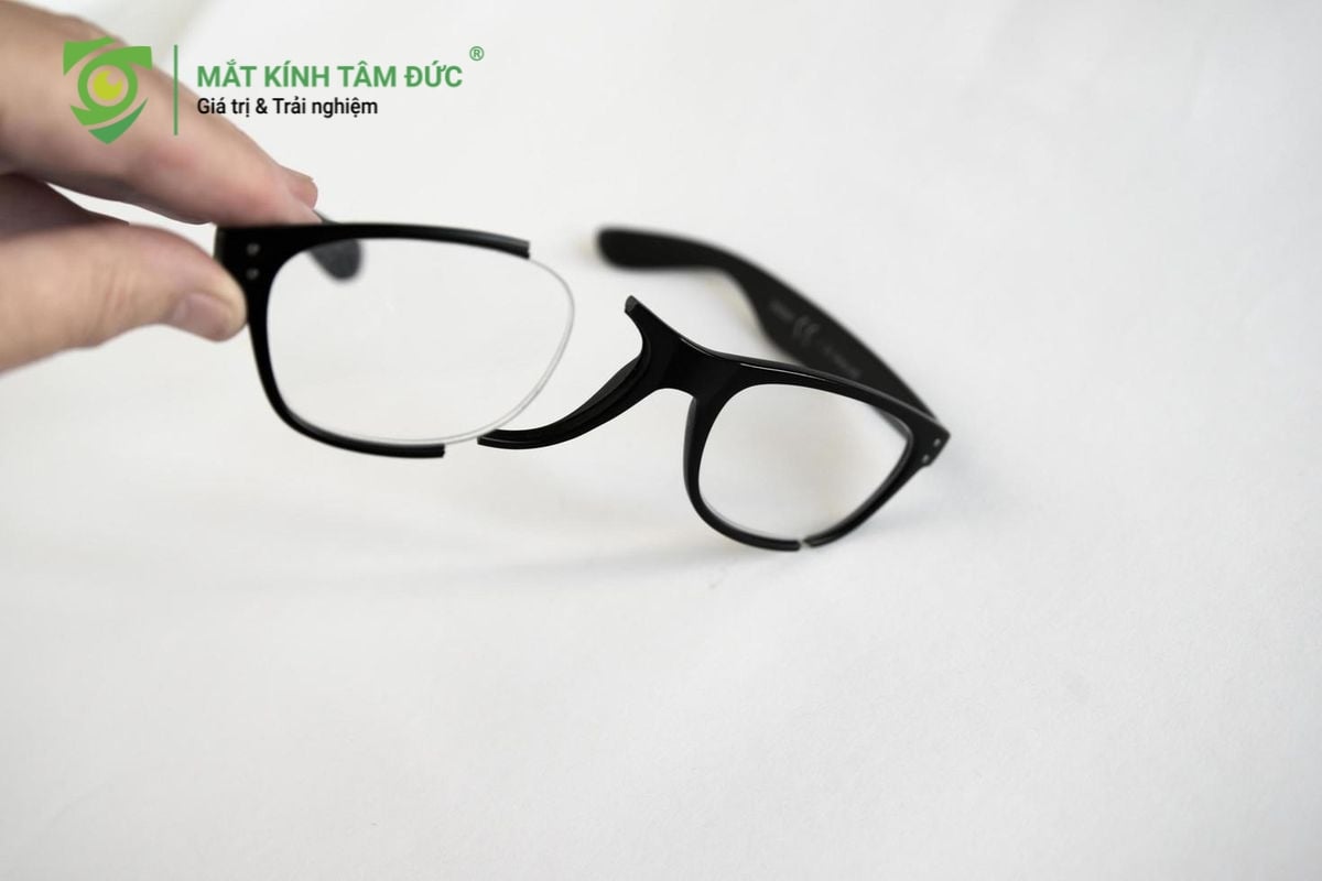 Dù kỹ thuật viên có tay nghề cao đến đâu, việc dùng gọng kính cũ lắp tròng mới vẫn tiềm ẩn nguy cơ gãy gọng nếu chất liệu đã bị "lão hóa" hoặc giòn ngầm bên trong