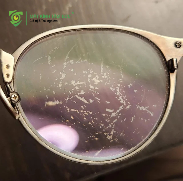 dùng cồn lau mắt kính phá hủy hoàn toàn các lớp phủ tính năng