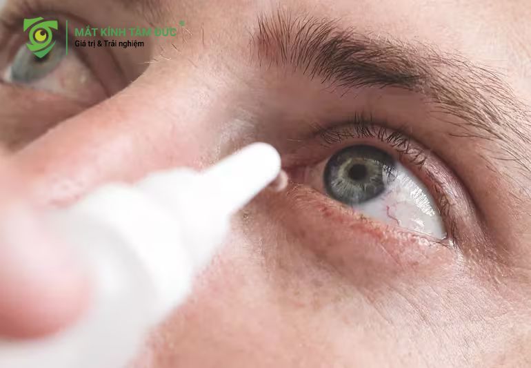 khi bụi bay vào mắt nên rửa mắt bằng dung dịch nước muối sinh lý ($NaCl$ 0,9%)