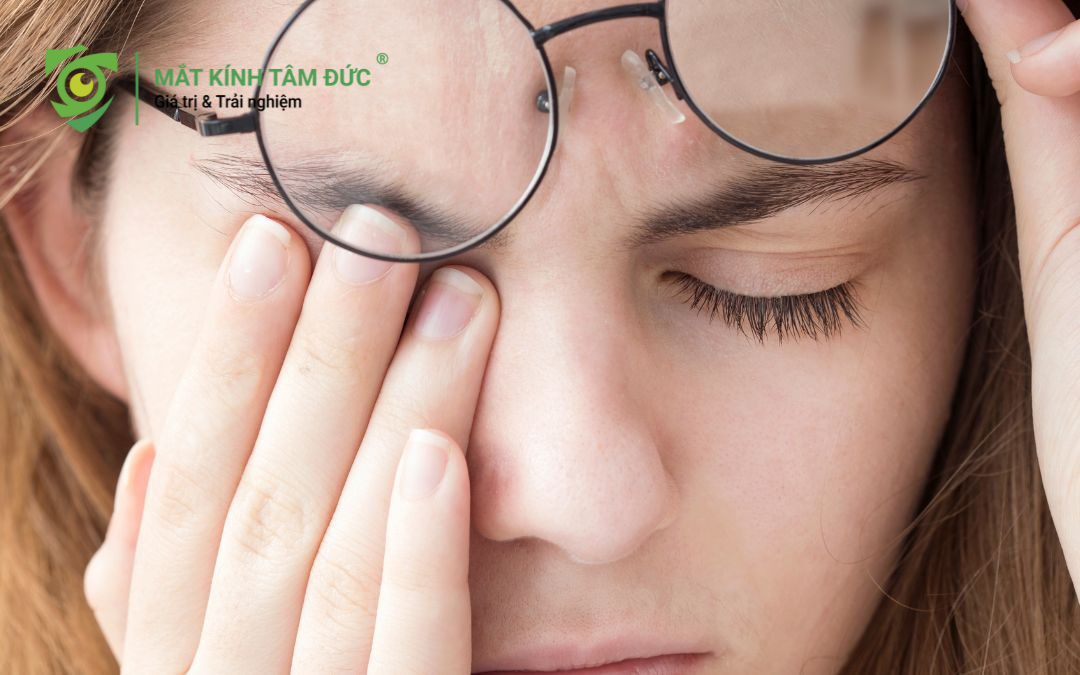 Những rủi ro ngầm khi cố gắng dùng gọng kính cũ lắp tròng mới dễ gây nhức mỏi