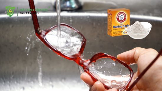 Cách khắc phục mắt kính bị ố vàng hiệu quả tại nhà sử dụng baking soda