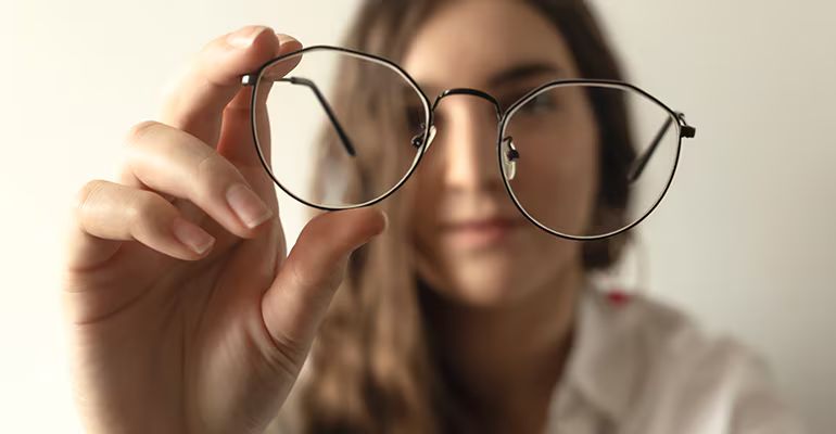 Rất nhiều người thắc mắc cận nặng có bị mù không mà quên mất rắng cơ thể luôn có những tín hiệu cảnh báo trước khi thảm kịch xảy ra