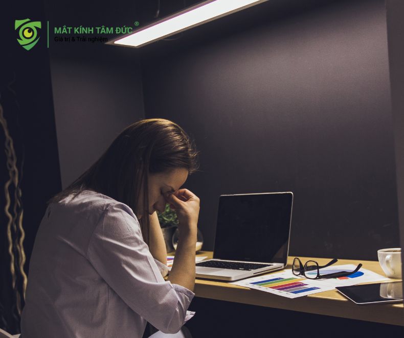 Thiếu hụt không gian mở và ánh sáng tự nhiên thiếu các hoạt động ngoài trời là nguyên nhân gây ra cận thị tiến triển nhanh