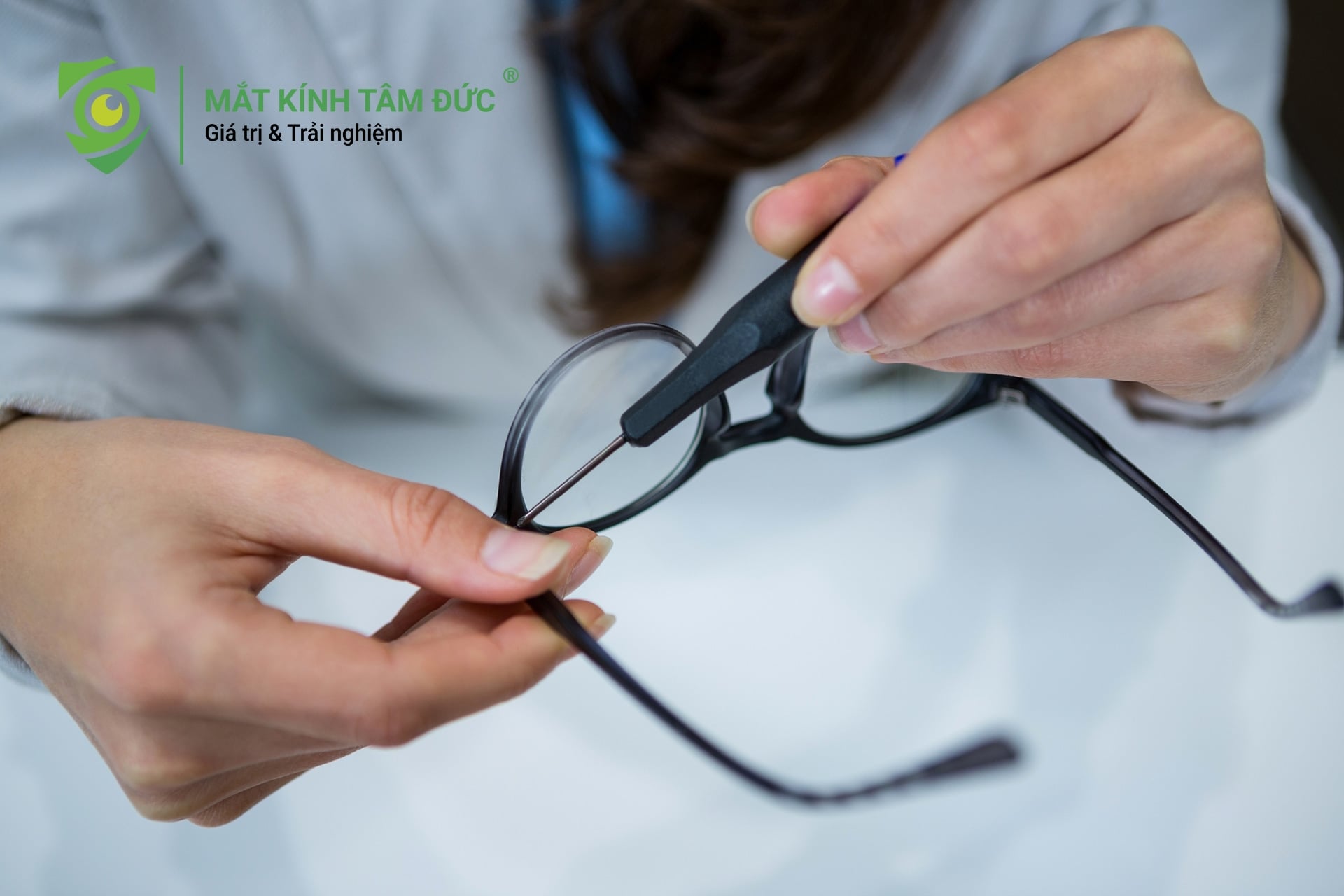 kiểm tra tình trạng khớp nối, ốc vít và vành kính