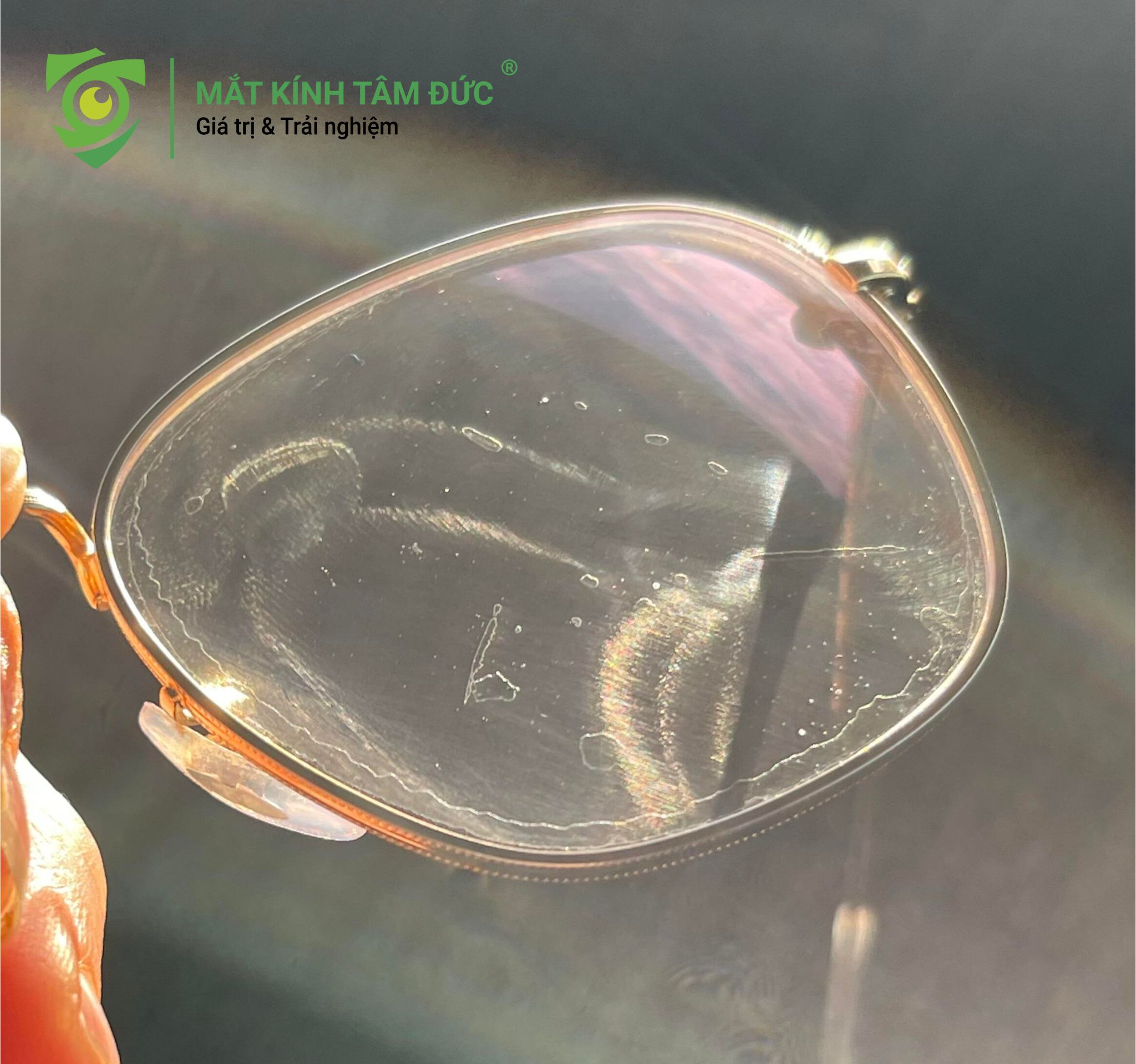 Tròng kính bị ngả màu vàng đục hoặc bong lớp váng phủ
