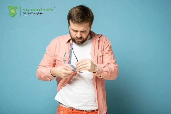 Để kính luôn như mới tuyệt đối không dùng vạt áo để lau kính