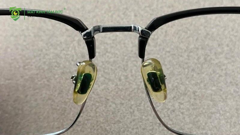 Ve kính (đệm mũi) bị cứng, xanh rêu và bám bẩn nặng