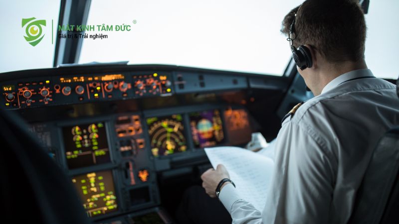 Bị cận có làm phi công được không? Cận bao nhiêu độ thì bị loại?