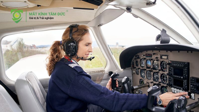 Bị cận có làm phi công được không? Cận bao nhiêu độ thì bị loại?