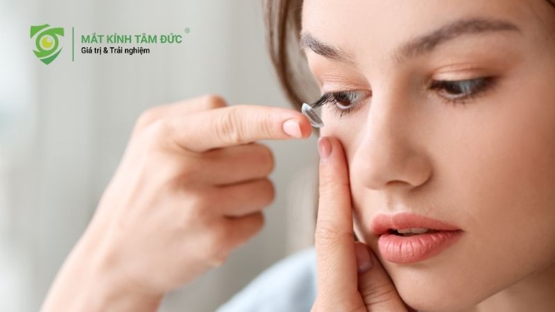 Vệ sinh kính áp tròng và tay sạch sẽ giúp đôi mắt luôn an toàn khi đeo