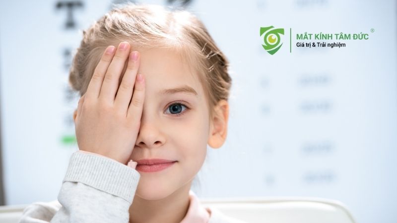 Giấc ngủ chất lượng kết hợp uống đủ nước giúp thư giãn và bảo vệ đôi mắt khỏe mạnh