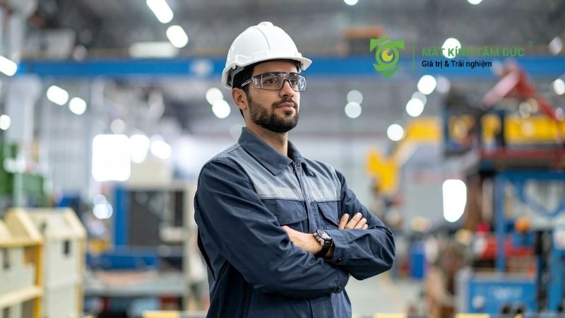 Đeo kính bảo hộ giúp phòng tránh chấn thương và hỗ trợ cách chăm sóc mắt lâu dài