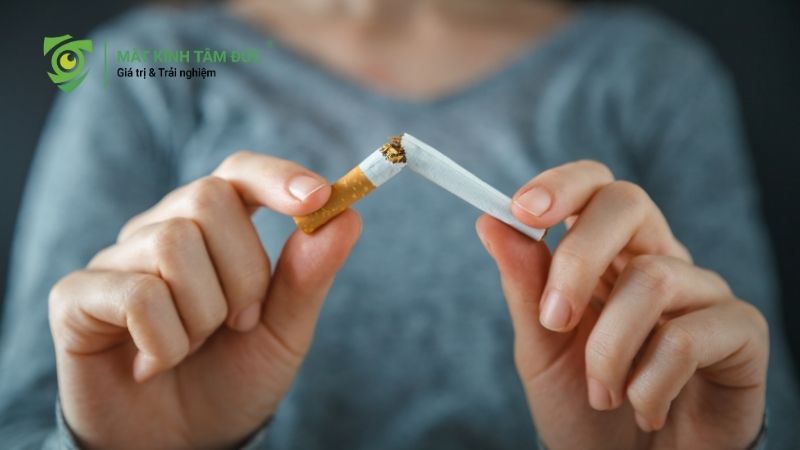 Bỏ hút thuốc là một bước quan trọng trong cách chăm sóc mắt và bảo vệ thị lực