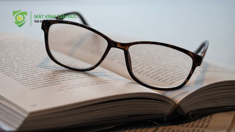 Cách đeo kính không bị tuột: 6 mẹo đơn giản ai cũng làm được