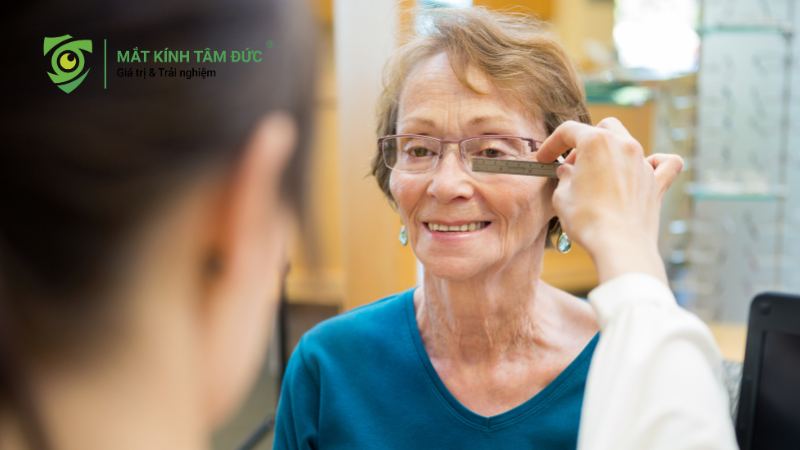 Cách đo size mắt kính RayBan tại vị trí hai bên thái dương để chọn kính vừa vặn