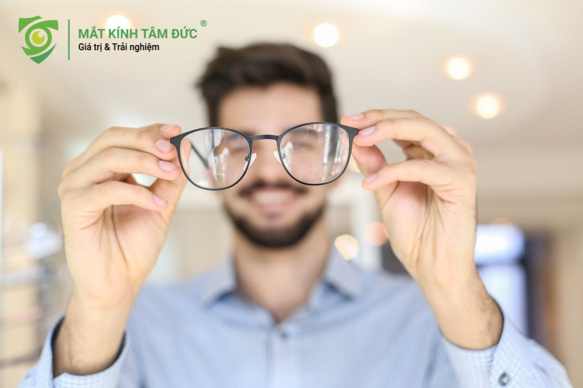 Sử dụng cả hai tay khi đeo và tháo kính để gọng không bị cong vênh sẽ là "nền tảng" vững chắc để bạn dùng gọng kính cũ lắp tròng mới nhiều lần mà vẫn