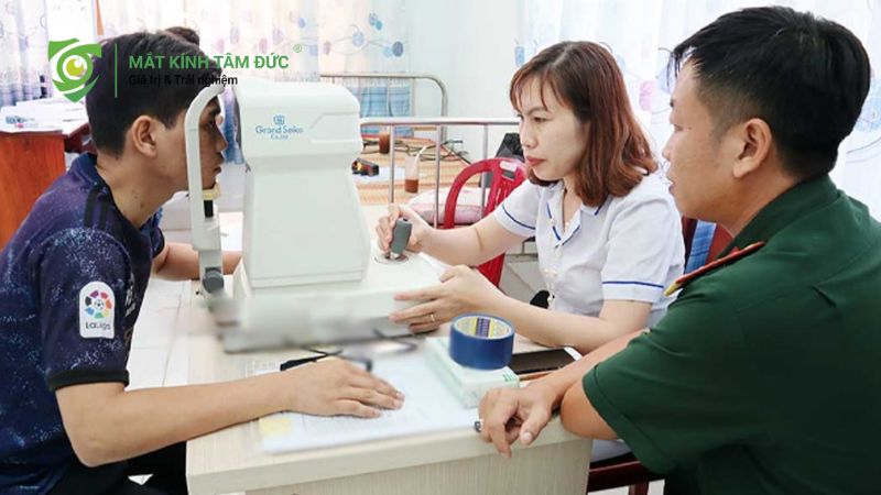 Cận bao nhiêu độ không đi nghĩa vụ? Phân biệt tạm hoãn và miễn do cận thị