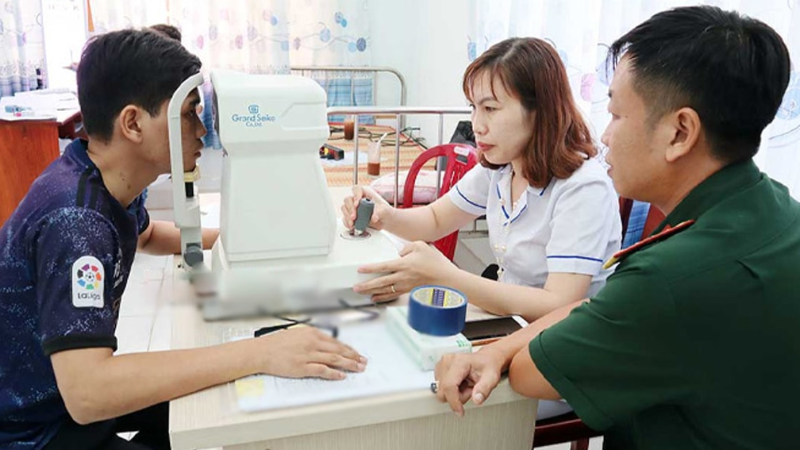 Cận một mắt có đi nghĩa vụ quân sự hay không phụ thuộc vào mức độ cận và kết quả khám sức khỏe