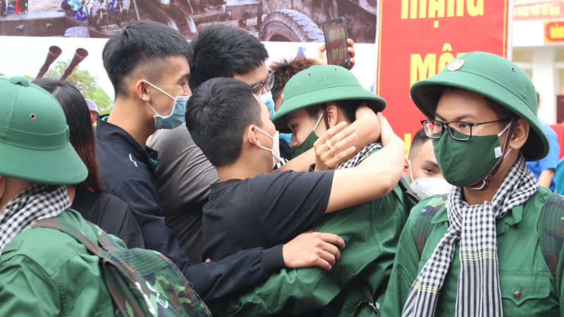 Người tình nguyện nhập ngũ có mắt phải cận trên một phẩy năm độ không được bố trí vị trí chiến đấu