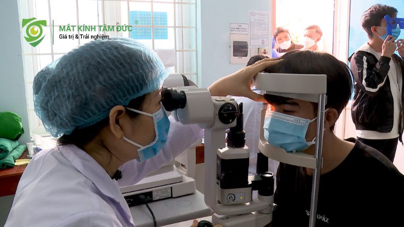 Cận bao nhiêu độ không đi nghĩa vụ? Phân biệt tạm hoãn và miễn do cận thị