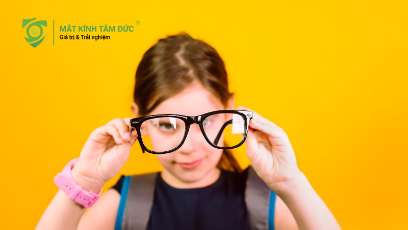 Trẻ em gặp khó khăn khi nhìn xa do cận thị học đường