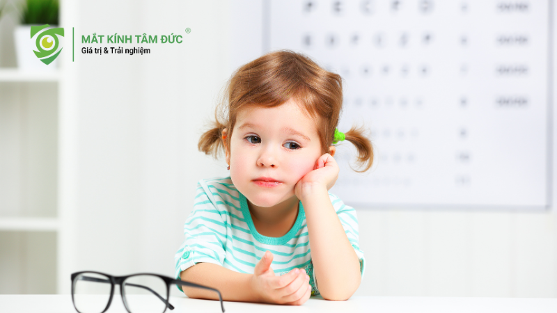 Trẻ em dễ bị cận thị do di truyền từ cha mẹ và thói quen sinh hoạt không đúng