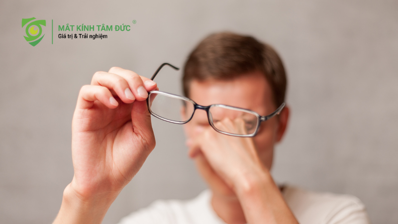 Trẻ hay mỏi mắt, nhức đầu hoặc giảm khả năng tập trung sau giờ học là cảnh báo thị lực giảm