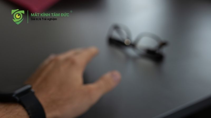 Mờ mắt khi nhìn xa là một trong những dấu hiệu của cận thị nhẹ phổ biến