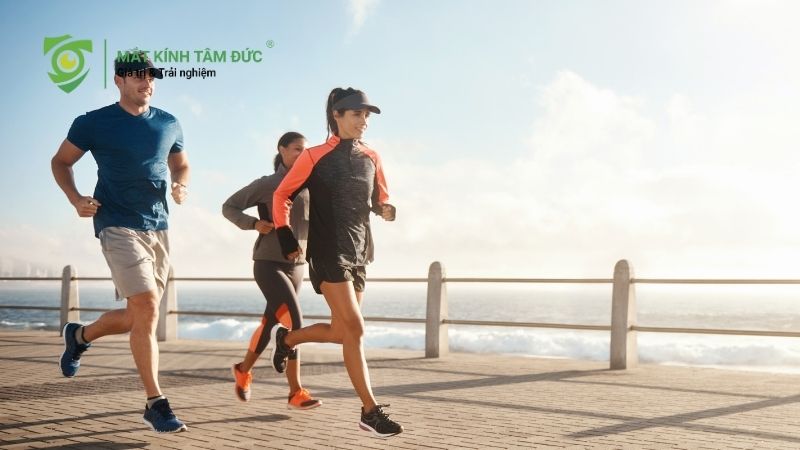 Hoạt động ngoài trời và nghỉ ngơi hợp lý giúp làm chậm quá trình tăng độ cận