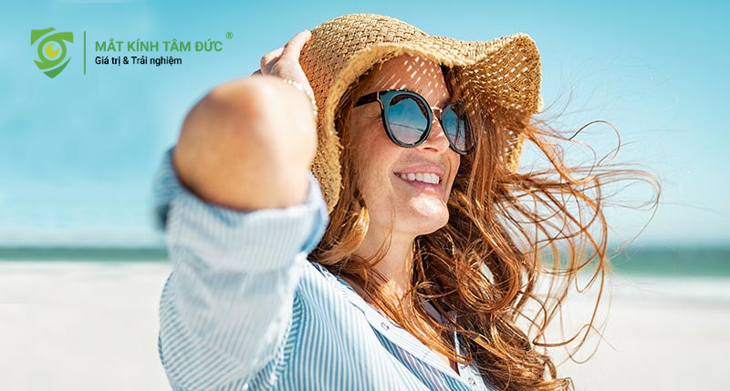 Cách chăm sóc mắt hàng ngày để giảm thiểu tác hại tia UV đó là đeo kính khi ra đường 