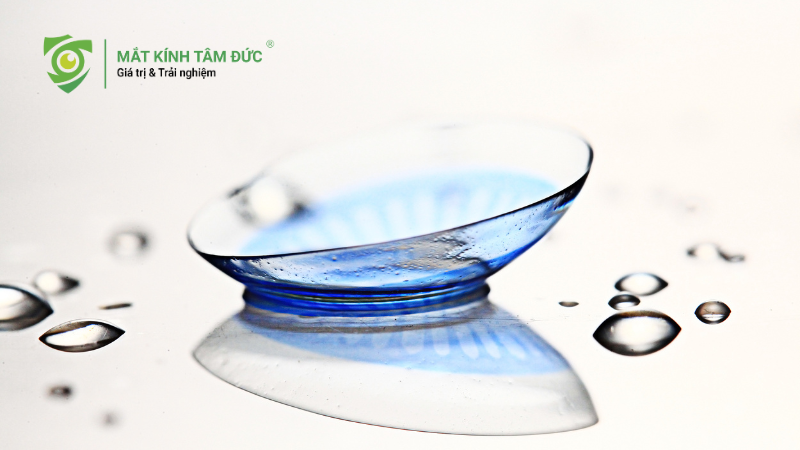 <Đeo kính áp tròng đi mưa được không và những rủi ro tiềm ẩn cho đôi mắt