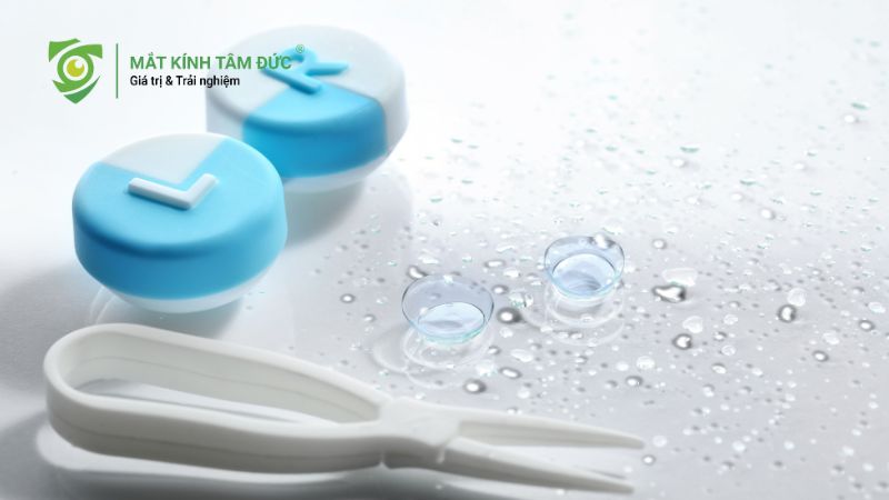 Đeo kính áp tròng đi mưa có được không? Cách xử lý khi nước mưa rơi vào mắt
