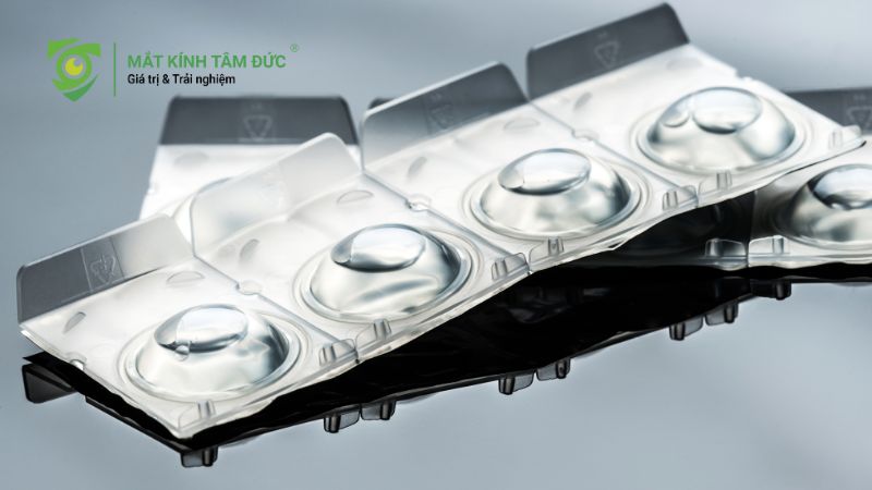 Đeo kính áp tròng đi mưa có được không? Cách xử lý khi nước mưa rơi vào mắt