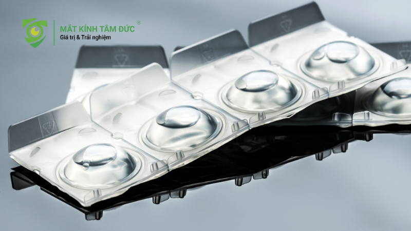 Những bước cần làm ngay khi nước mưa rơi vào mắt lúc đang đeo kính áp tròng