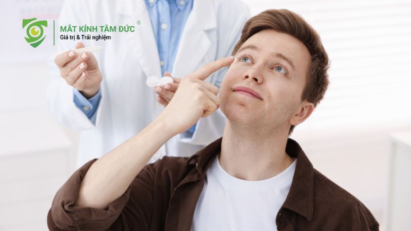 Đeo kính áp tròng đi mưa có được không? Cách xử lý khi nước mưa rơi vào mắt