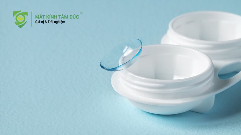 Đeo kính áp tròng đi mưa có được không? Cách xử lý khi nước mưa rơi vào mắt